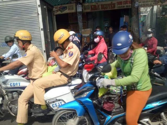 Tin tức trong ngày - CSGT dùng xe đặc chủng, vượt "rừng người" đưa cháu bé đi cấp cứu