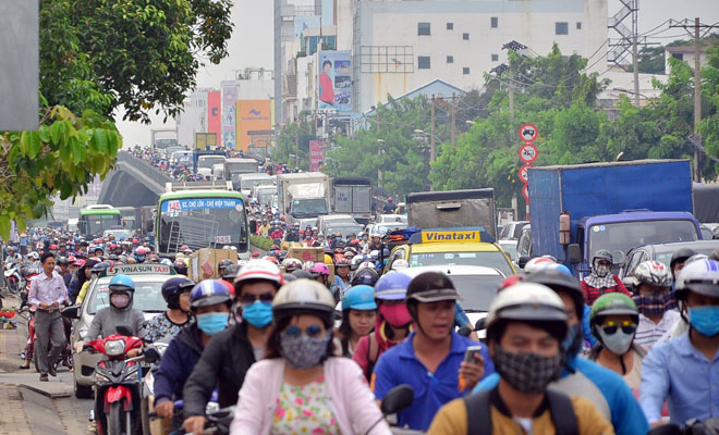 CSGT dùng xe đặc chủng, vượt &#34;rừng người&#34; đưa cháu bé đi cấp cứu - 2