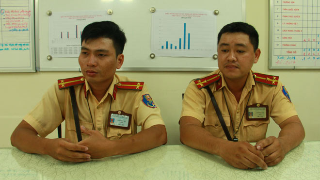 CSGT dùng xe đặc chủng, vượt &#34;rừng người&#34; đưa cháu bé đi cấp cứu - 3