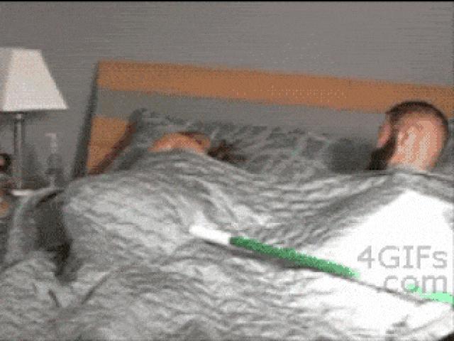 Tranh vui - Đừng ngủ khi lũ bạn còn thức xem World Cup