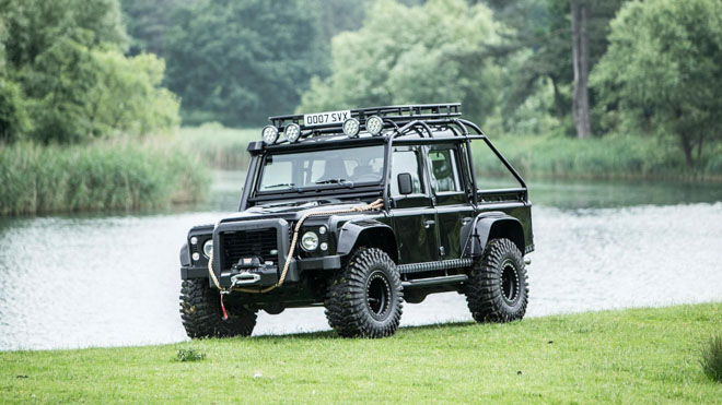 Land Rover Defender trong phim &#34;Điệp Viên 007&#34; sẽ được bán đấu giá - 1