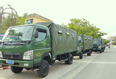 3 xe cảnh sát cơ động chở 75 thí sinh “đặc biệt” đi thi THPT Quốc gia ở Huế - 1