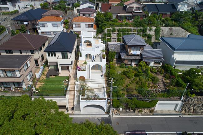 Kiến trúc sư Tomohiro Hata vốn nổi tiếng với những căn hộ/biệt thự phá cách đầy thú vị.