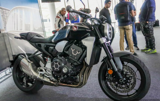 Boon Siew Honda vừa tung môtô mới 2018 Honda CB1000R ra Malaysia tại một sự kiện ở Sepang, với giá niêm yết 74.999 RM (427,5 triệu VNĐ), chưa bao gồm thuế đường, bảo hiểm và phí đăng ký.