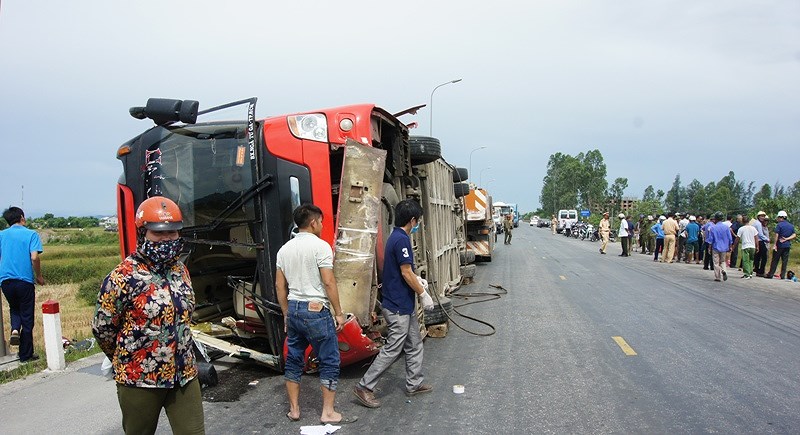 Kinh hoàng: Lật xe khách 2 người chết, 7 người bị thương - 1