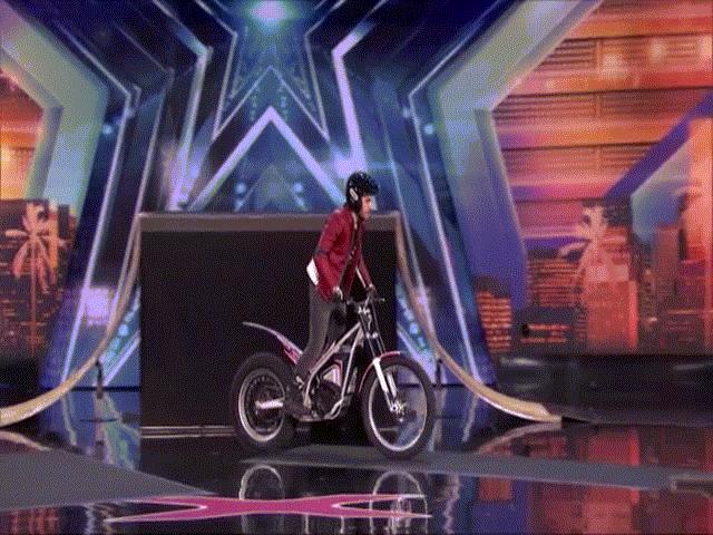 Giải trí - Thí sinh America's Got Talent phi mô tô trên sân khấu khiến giám khảo khiếp vía
