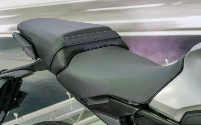 Trong khi đó phía đuôi xe có nét lai dạng café racer gợi nhắc lại bản concept Honda Neo Sports Café đốn tim những ai yêu thích xe môtô. Cận cảnh yên ngồi xe.