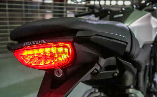Nếu 2018 Honda CB250R được nhập về Việt Nam từ Malaysia với giá bán hấp dẫn hơn thì rất có thể sẽ là lựa chọn khá thú vị. Ảnh đèn chiếu hậu xe.
