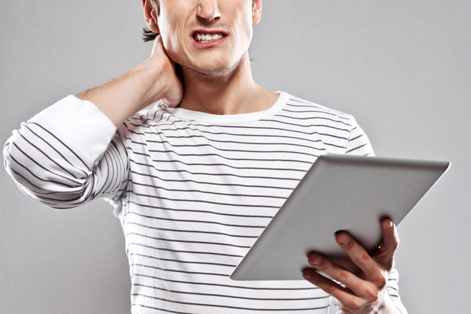 Cảnh báo: iPad đang khiến hàng triệu người đau cổ, đau vai nghiêm trọng - 1