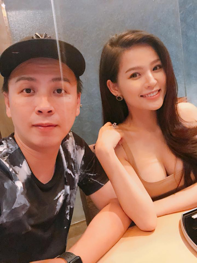 &#34;Thánh nữ&#34; Phi Huyền Trang, Hương Tràm hở bạo khi đi ăn hàng - 2