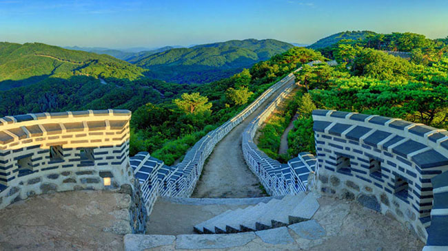 Nằm trên Mt. Namhan ở tỉnh Gyeonggi, pháo đài đất dài 12 km này được xây dựng cách đây 2.000 năm và được xây dựng lại vào năm 1621.
