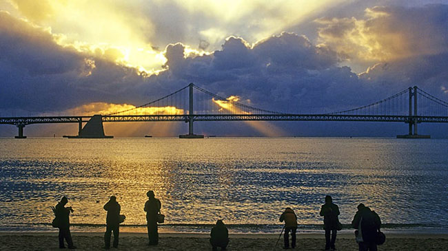 Cùng với Haeundae, Gwangalli là một trong những bãi biển mang tính biểu tượng của Busan. Cầu Gwangan, cây cầu treo dài nhất Hàn Quốc, là một trong những hình ảnh đặc trưng của Busan.