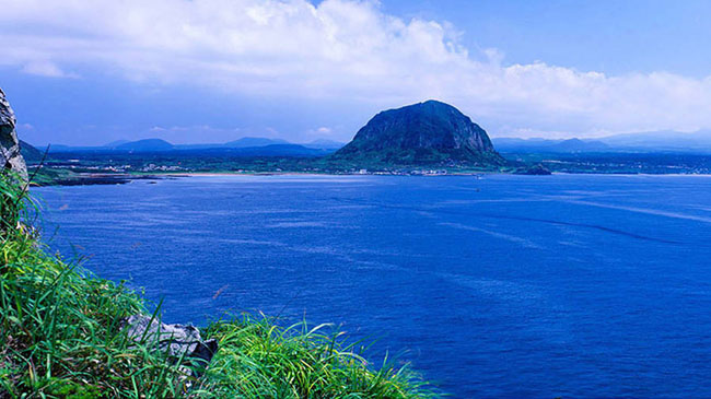 Được biết đến với 99 đỉnh núi, ngọn núi lửa Jeju này có miệng núi lửa dài 500 m. Chỉ mất một giờ để đi bộ đến đỉnh cao nhất, cao 104 m so với mực nước biển.