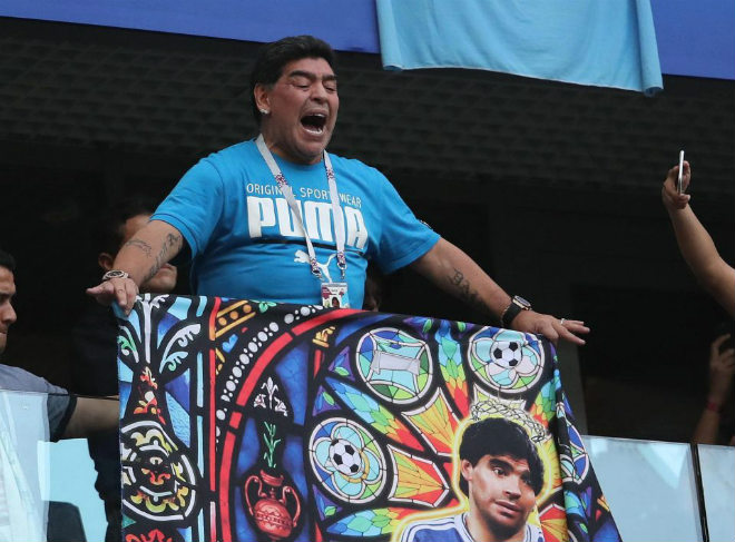 Maradona “phát điên” vì Messi – Argentina: Náo loạn khán đài & giơ ngón tay thối - 1