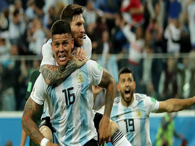 Argentina thoát hiểm World Cup, Messi cùng đồng đội ”náo loạn” xe bus