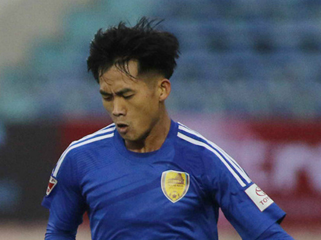 Bóng đá - Va chạm kinh hoàng, SAO Quảng Nam chấn thương, rời sân bằng xe cấp cứu