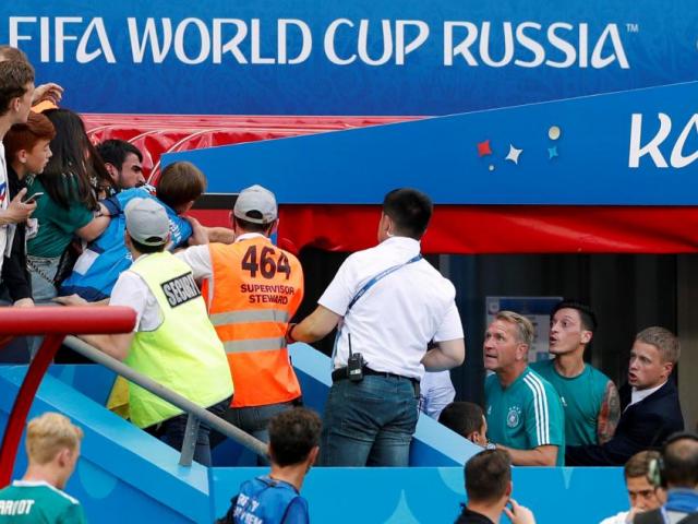 ĐT Đức bị loại sốc: Ozil suýt choảng nhau với CĐV, huyền thoại mắng dàn sao tự mãn