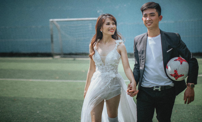 Ảnh cưới mùa World Cup độc lạ của cặp đôi Bình Phước gây &#39;sốt mạng&#39; - 1