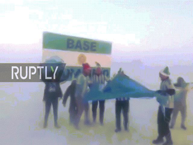 Phi thường - kỳ quặc - Đứng ở Nam Cực băng giá mừng Argentina vượt vòng bảng World Cup