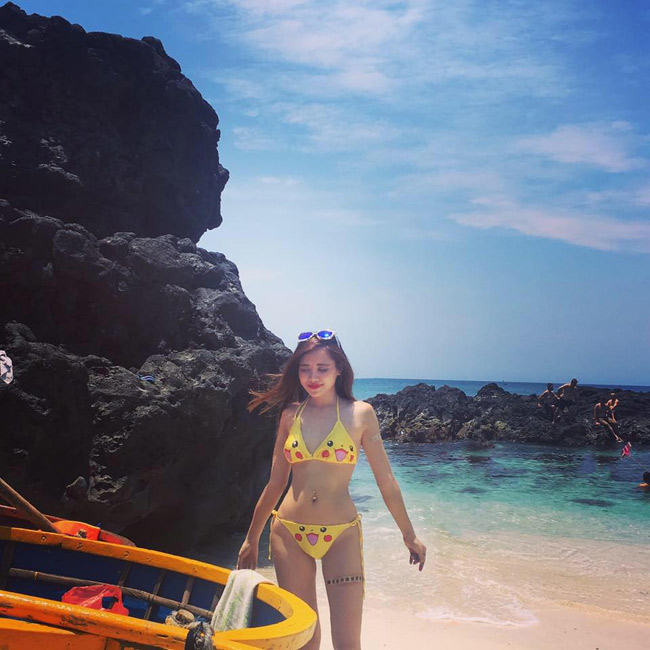 Khoe dáng trong những bộ bikini nóng bỏng.&nbsp;