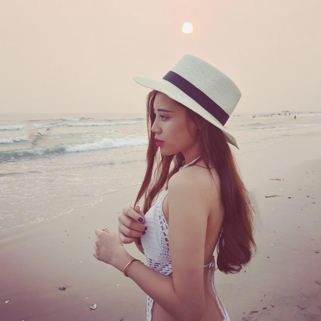 Dù là &#34;đàn chị&#34; nhưng Giáng Ly vẫn nổi bật không kém dàn 32 hot girl đại diện cổ vũ cho các đội bóng World Cup.&nbsp;