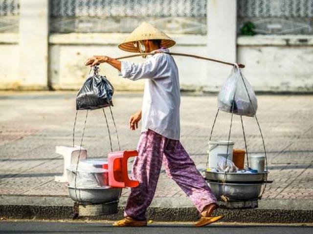 Tài chính - Bất động sản - Tăng thuế VAT lên 12% và 240.000 người bị nghèo hoá?