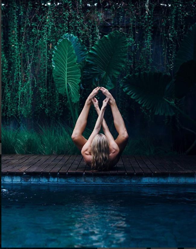 Những lớp yoga khỏa thân không chỉ một thầy một trò mà có khi rất đông đúc, mọi người trút bỏ sự ngại ngần để tập những động tác thử sức dẻo bản thân.