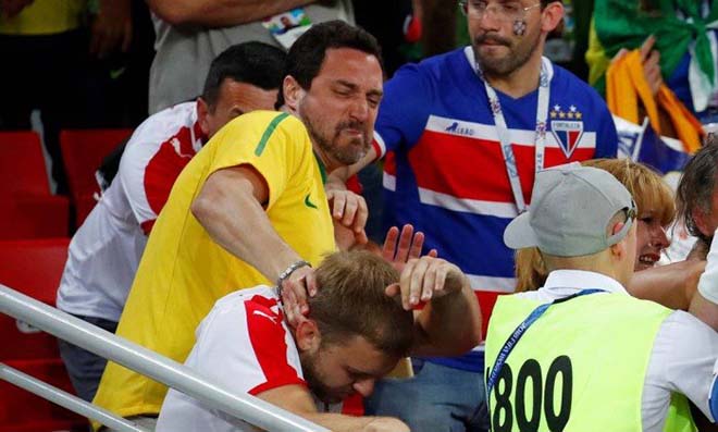 Brazil đại thắng World Cup: Triệu fan ăn mừng ngông cuồng, khán đài thành võ đài - 1