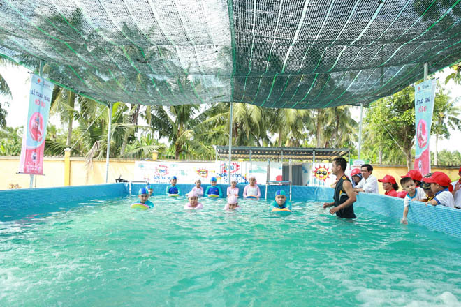 Trẻ em Vĩnh Long háo hức với “Lớp học bơi cho cá” đầu tiên - 10