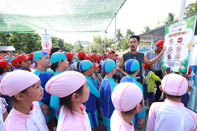Trẻ em Vĩnh Long háo hức với “Lớp học bơi cho cá” đầu tiên - 6
