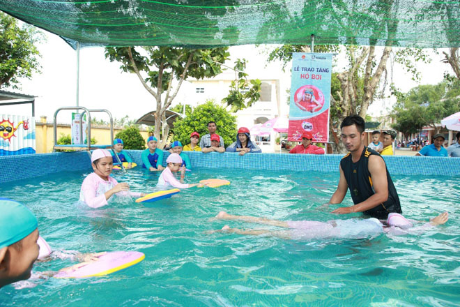 Trẻ em Vĩnh Long háo hức với “Lớp học bơi cho cá” đầu tiên - 7