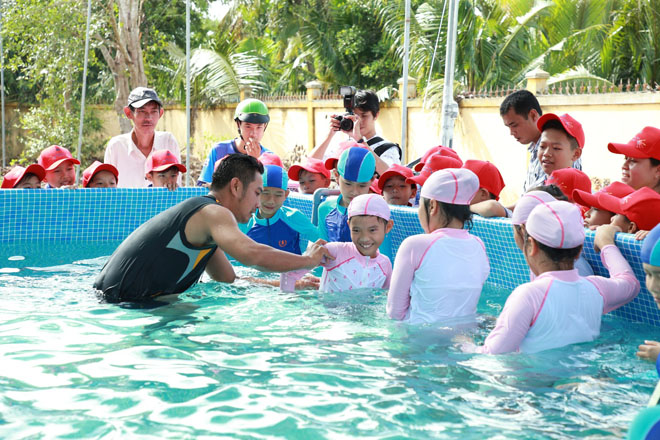 Trẻ em Vĩnh Long háo hức với “Lớp học bơi cho cá” đầu tiên - 8
