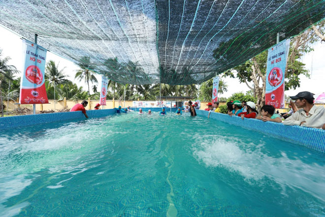 Trẻ em Vĩnh Long háo hức với “Lớp học bơi cho cá” đầu tiên - 9