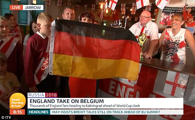 World Cup: Nữ phóng viên Anh vò nát cờ Đức để lau bàn, gây phẫn nộ - 1
