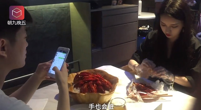 Nhà hàng Trung Quốc chơi trội khi thuê hẳn người đẹp ngồi bóc tôm cho khách ăn - 1