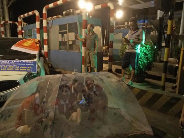 Tin tức trong ngày - Người dân, tài xế mắc màn tại trạm BOT Tân Đệ