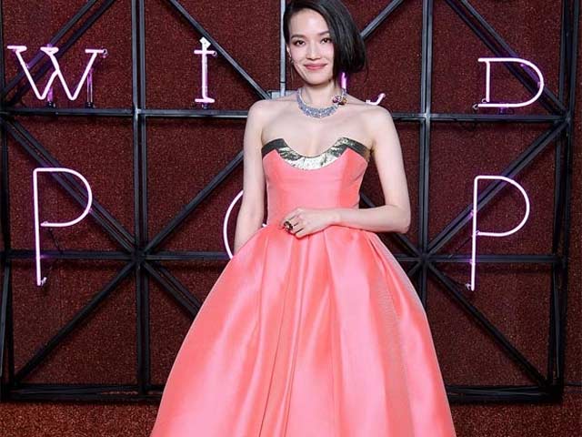 Xu hướng thời trang - Thư Kỳ khoe ngực mỏng sang trọng với váy quây