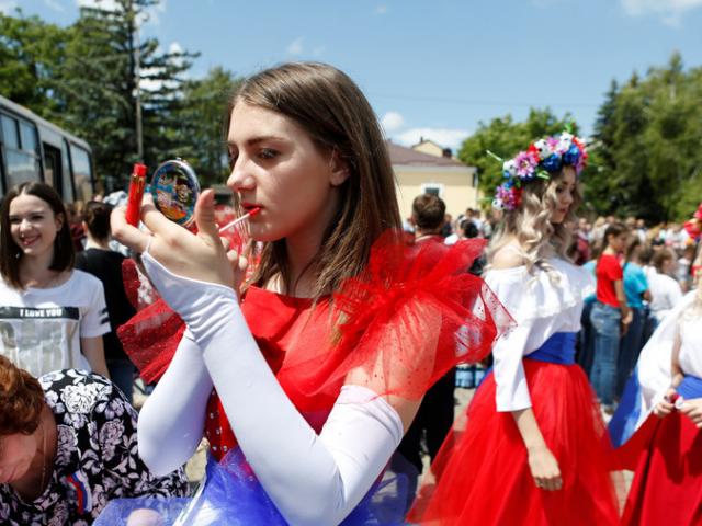 Báo Nga chỉ trích thậm tệ phụ nữ Nga quan hệ với đàn ông ngoại quốc