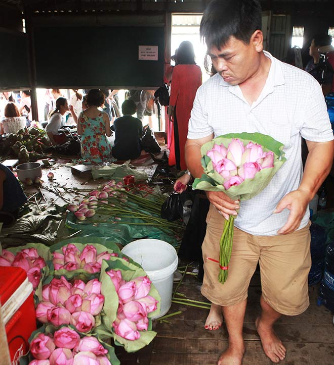 Chị em đua nhau khoe lưng trần nõn nà bên hoa sen mùa hạ - 12