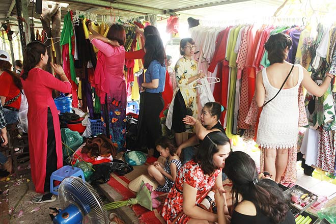 Chị em đua nhau khoe lưng trần nõn nà bên hoa sen mùa hạ - 11