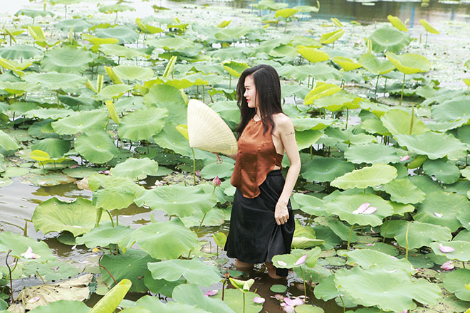 Chị em đua nhau khoe lưng trần nõn nà bên hoa sen mùa hạ - 7