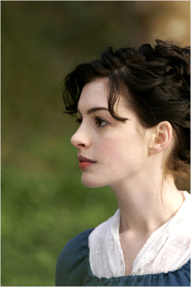 Gương mặt thanh tú giúp Anne dễ dàng hóa trang để nhập nhiều vai diễn khác nhau.