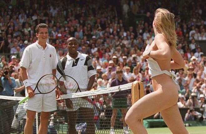 Nhức nhối Wimbledon: Nữ sinh cởi sạch 100%, 2 tay vợt nam &#34;có phúc&#34; - 1