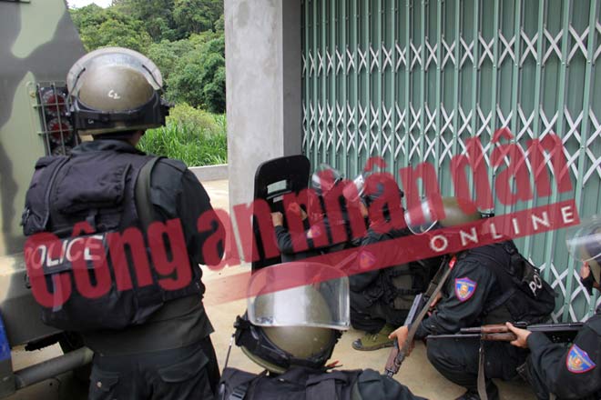 NÓNG: Hình ảnh hiện trường vụ đấu súng nghẹt thở với trùm ma túy ở Lóng Luông - 1