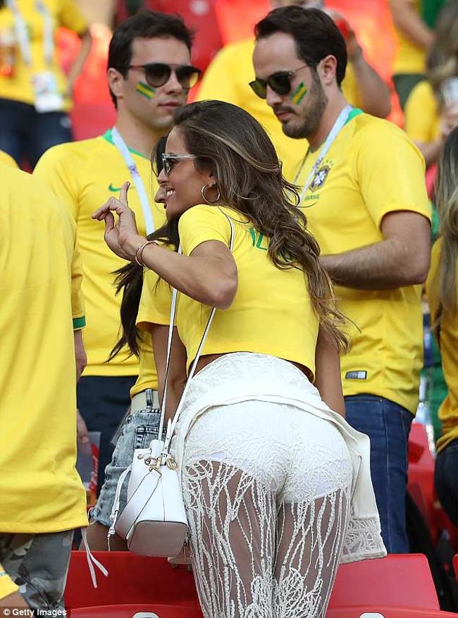 Siêu mẫu Brazil Izabel Goulart mặc áo đấu với quần Elie Saab tới cổ vũ đội bóng vàng xanh.