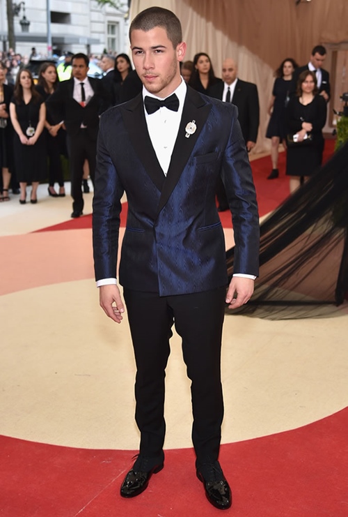 Nick Jonas: "Chàng nấm lùn sát hoa hậu" khéo mặc đẹp - 3