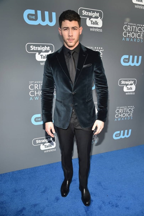 Nick Jonas: "Chàng nấm lùn sát hoa hậu" khéo mặc đẹp - 2