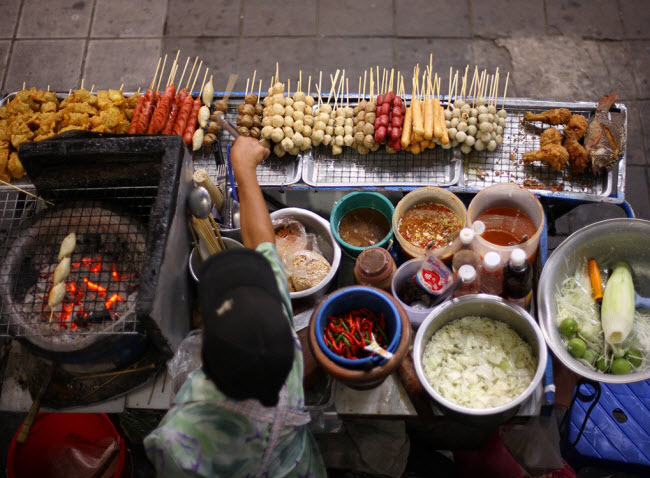Thực phẩm đường phố: Tại các quốc gia như Thái Lan và Mexico, thực phẩm đường phố là một phần quan trọng trong văn hóa và ẩm thực. Mặc dù vậy, cách phục vụ của các quán ăn đường phố thường không an toàn cho sức khỏe.