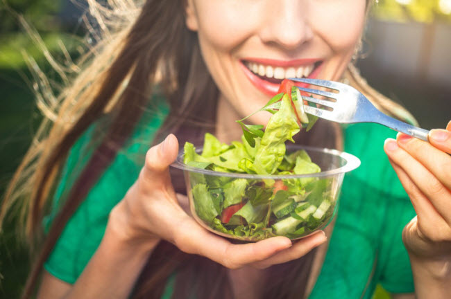 Salad: Du khách nên tránh ăn các món salad khi đi du lịch nước ngoài vì loại thực phẩm này có nguy cơ nhiễm E. coli rất cao.