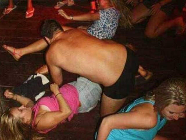 Pháp luật - Thuê biệt thự tổ chức "đại tiệc" thác loạn, chụp ảnh "nóng" tung lên mạng